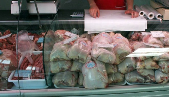 Aprovizionare prea mare  de sărbători! S-au aruncat tone de alimente - carnepui-1358177955.jpg