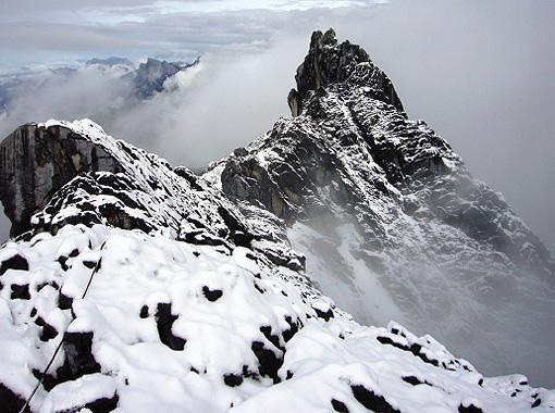 Alpinism: Doi români vor escalada vârful Carstensz Pyramid din Papua Noua Guinee - carstenszpyramidpeakpapuaprovinc-1416997114.jpg