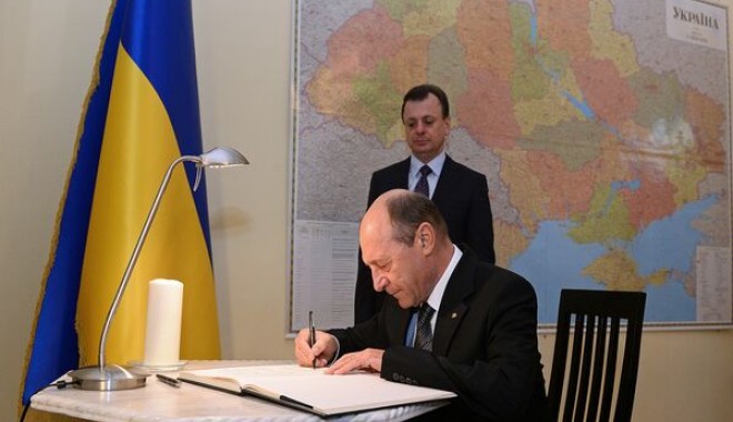 Băsescu a semnat în cartea de condoleanțe de la Ambasada Ucrainei - cartedecondoleante-1393327926.jpg