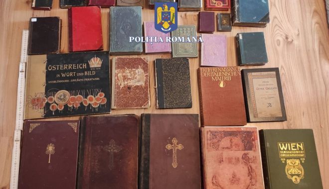 Poliţiştii au recuperat o carte bisericească veche de peste 185 de ani - carti-2-2-1686915043.jpg