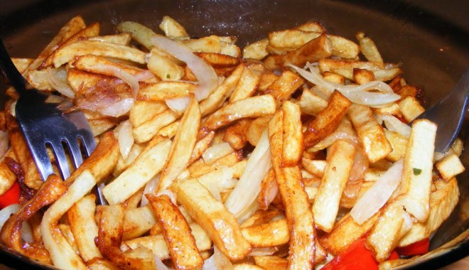 AVERTISMENT / IATĂ ALIMENTELE  care pot produce CANCER! - cartofiprajiti-1359561152.jpg