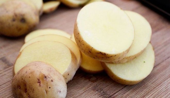 Cartoful crud ameliorează inflamațiile și reduce aspectul cearcănelor - cartofulcrud-1652020267.jpg