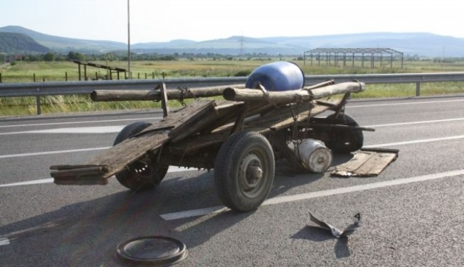 Căruță lovită de o mașină între Medgidia și Satu Nou - carutaacc-1349266743.jpg