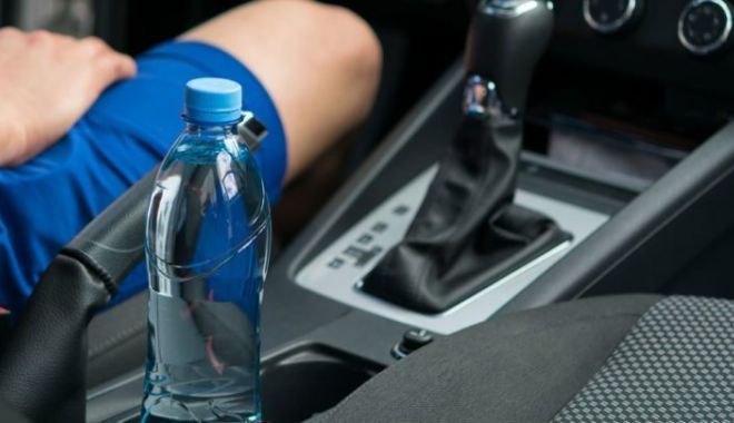 Șofer amendat pentru că a băut apă în timp ce se afla la volan - carwater720x405-1570697385.jpg