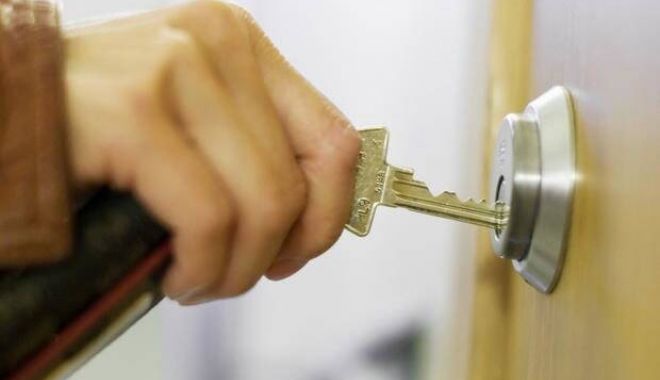 Persoanele care nu mai locuiesc la adresa de reşedinţă, obligate să anunțe autoritățile
