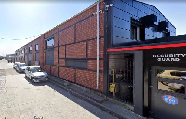 Un bărbat a fost reținut după ce a vrut să intre prin efracție în locuința fraților Tate - casa-1750313694.jpg