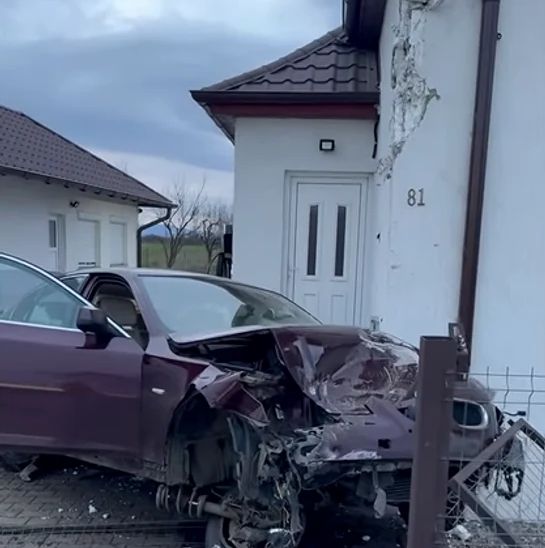 Un bărbat s-a trezit de Crăciun cu o maşină în zidul casei: 