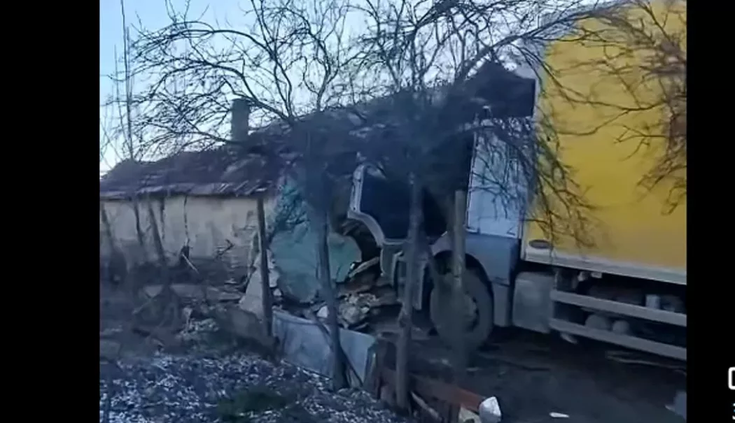 Un TIR scăpat de sub control a intrat distrus casa unei bătrâne. Șoferul era beat - casa-distrusa-1768914603.webp