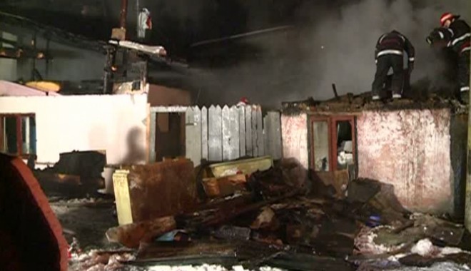 INCENDIU devastator în București. Zece familii au rămas fără case - casaavitaieit80381600-1355557939.jpg