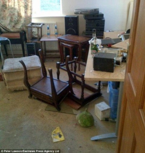 FOTO / I-au devastat casa în urma unui anunț dat pe Facebook! - casadistrusa404144900-1355149055.jpg