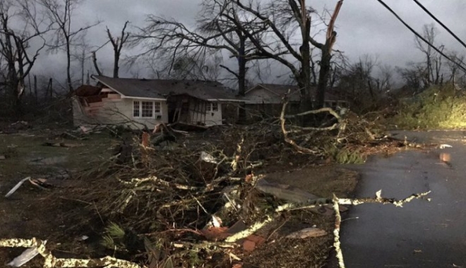 Patru oameni au fost uciși de tornada care a lovit un oraș din Mississippi - casadistrusa65214200-1485014336.jpg