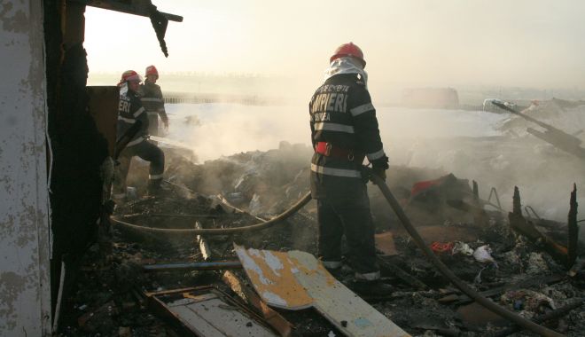 Casă mistuită în incendiu, la Băneasa - casaincendiu-1589477977.jpg