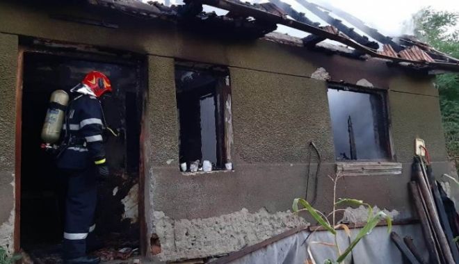 O femeie a murit, iar un bărbat a ajuns în stare gravă la spital după ce casa le-a luat foc - casaincendiu71567100-1568450802.jpg