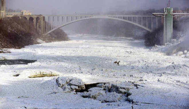 GALERIE FOTO. Cascada Niagara a înghețat din pricina vortexului polar - cascada3-1389278232.jpg