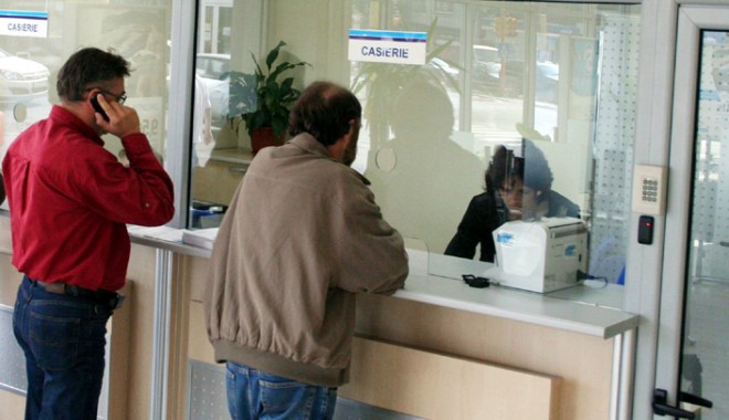 Scoți banii de la saltea? Iată cât câștigi în plus dacă îi depui la bancă - casieribanca-1382542538.jpg