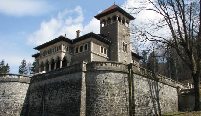 Castelul Cantacuzino, locul ideal de privit Bucegii - castelulcantacuzino-1374239081.jpg
