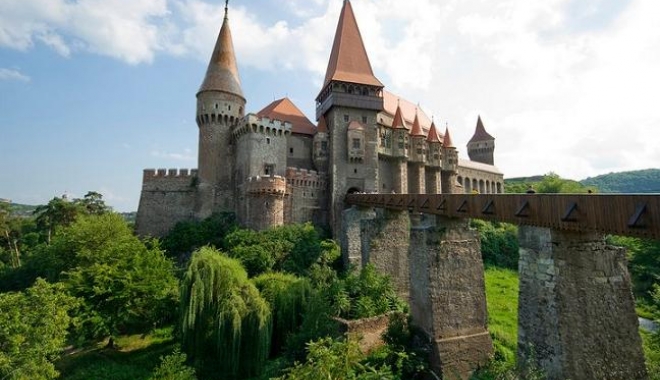 JAF DE AMPLOARE LA CASTELUL CORVINILOR. Cine a fost arestat - castelulcorvinilor-1494143598.jpg