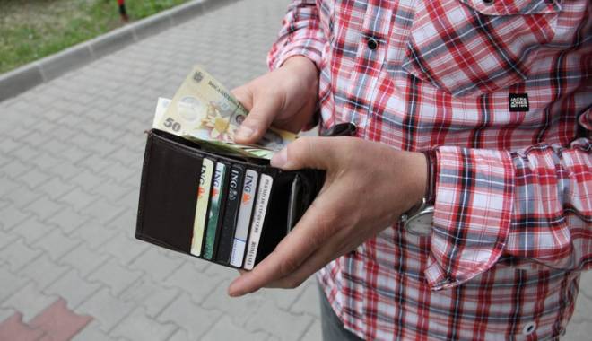 Câștigul salarial mediu net al românilor a crescut doar cu 38,1% în 25 de ani - castigul-1444235517.jpg