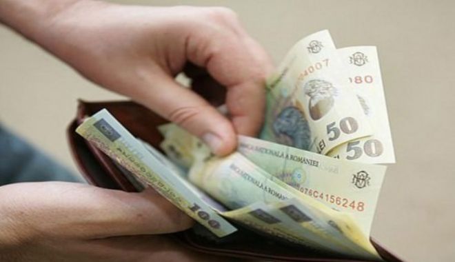 Câștigul salarial mediu net al românilor a scăzut la 3.928 lei