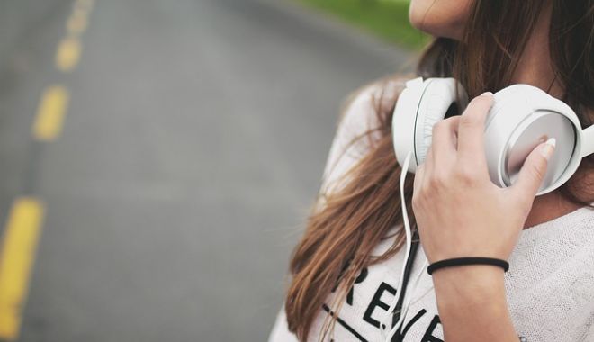 Atenție, ne pierdem auzul! Recomandările OMS pentru producătorii de smartphone și MP3 playere - castimuzicaadolescenti-1550146510.jpg