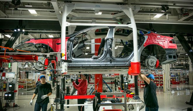 Elon Musk a mărit salariile la Tesla. Cât câștigă acum un muncitor dintr-o fabrică din SUA - cat-castiga-muncitor-tesla-1707415929.jpg