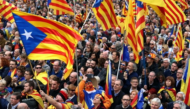 Catalanii vor vota duminică, în pofida măsurilor poliției - catalanii-1506519137.jpg