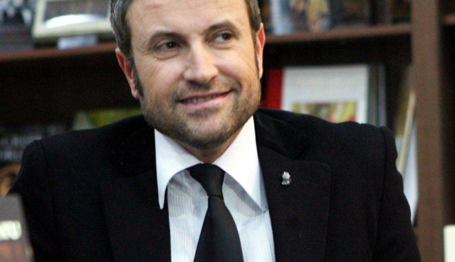 Botezatu s-a sărutat cu un bărbat pe scenă - catalinbotezatu-1344349002.jpg