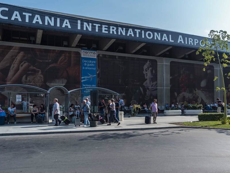 Cursele de pe aeroportul din Catania, reluate după suspendarea în urma erupţiei vulcanului Etna - catania-1721824268.jpg