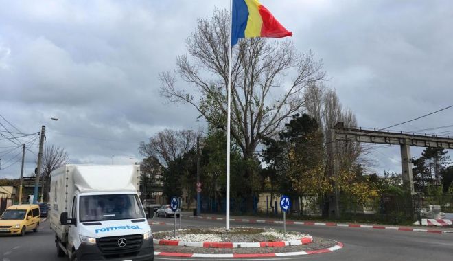 Tricolorul, arborat în mai multe intersecții din Constanța, de astăzi - catargetricolore8-1574689651.jpg