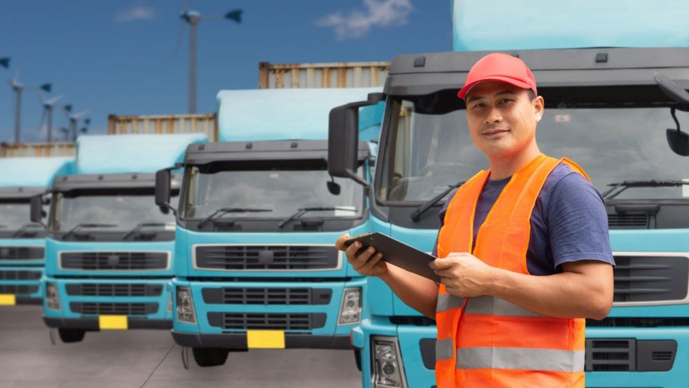 Criză de șoferi de TIR în România. Ce salarii primesc și din ce țări sunt recrutați - catcastigaunsoferdetirfilipinezc-1767597852.webp