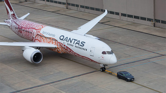 VIDEO. Record mondial: momentul în care o Tesla Model X tractează un Boeing 787-9 de 63 de metri - catdeusortracteazaunteslamodelxu-1526557905.jpg