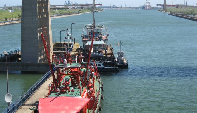 Câte nave românești și străine circulă pe canalele navigabile - catenavepecanal-1438769966.jpg