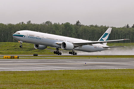 Alertă pe Otopeni: Un avion cu 320 de pasageri a aterizat de urgență - cathaypacificb777300erilfc-1336807897.jpg