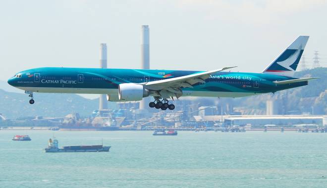 Panică la mii de metri altitudine. Un avion a luat foc în aer! - cathaypacificboeing777300erbkpfh-1443162865.jpg