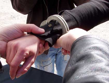 Minorul care a evadat din sediul Secției 4, internat într-un centru de reeducare - catuse-1334759279.jpg