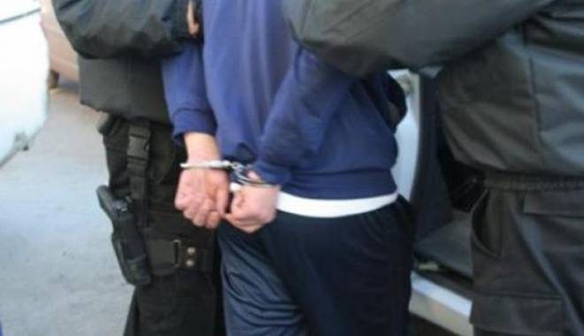 Polițist de la Garda de Coastă RIDICAT de procurorii DNA - catuse-1436374145.jpg