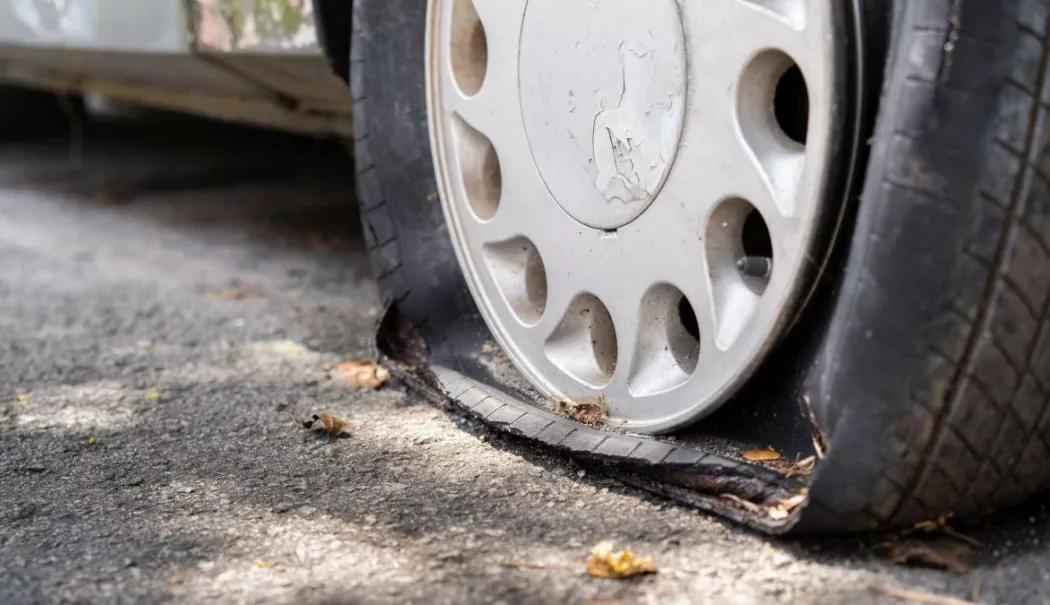 Doi tineri au fost reţinuţi după ce ar fi tăiat anvelopele a 14 autovehicule - cauciucuri-1776774676.webp