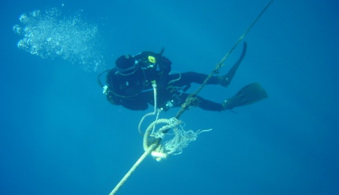 Imagine teribilă/ Cum arată mâinile unui scafandru care a stat 10 zile sub apă - cavarulunuiscafandrugasitintacti-1366907307.jpg
