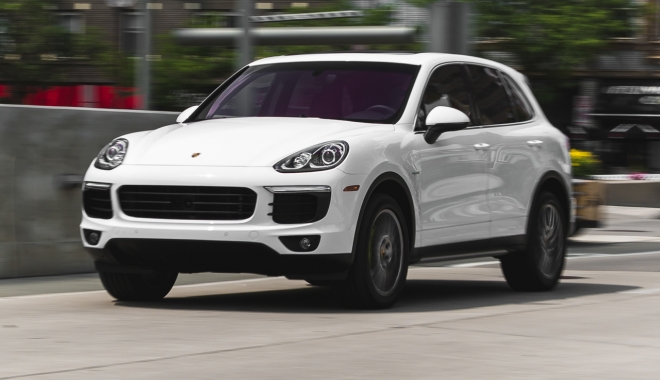 Porsche Cayenne, prădat de hoți, pe bulevardul Mamaia. 22.000 lei furați din mașină - cayenne-1492066631.jpg