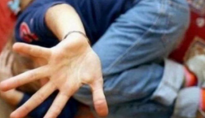 Caz șocant: Un bărbat și-a bătut fiica vitregă pentru că a consumat prea multă apă caldă - caz-1670173521.jpg