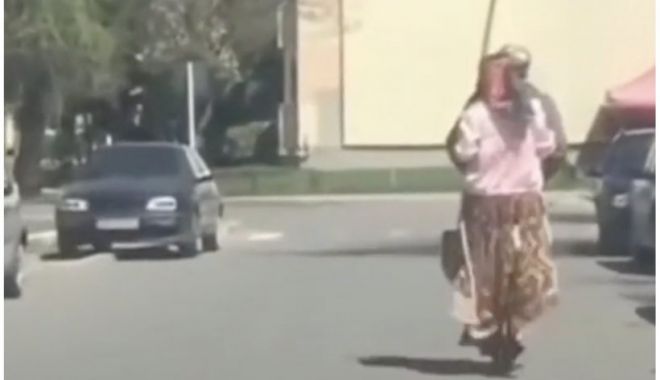 Pe trotinetă, către muncile câmpului. Doi ieșeni cu o cazma au ajuns virali pe internet