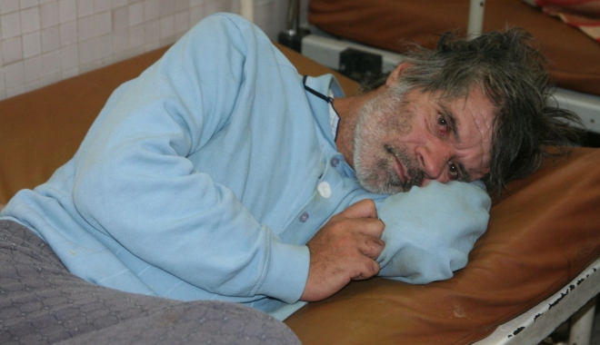 Oamenii străzii iau cu asalt spitalul - cazurisociale-1483714271.jpg