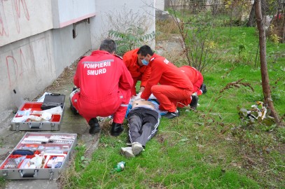 Un muncitor care lucra la izolarea termică a unui bloc a căzut de la etajul 5 - cazut-1503751048.jpg