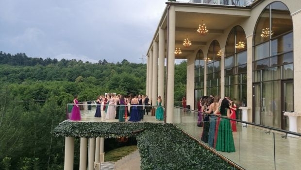 Tragedie la petrecerea de absolvire. Un tânăr a căzut în gol de la etajul doi al restaurantului - cazutdelaetaj15166600-1530270843.jpg