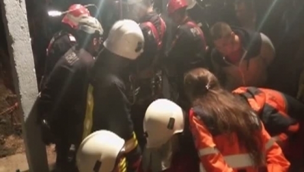 TRAGEDIE FĂRĂ MARGINI! Trei bărbați au murit într-o fântână pe care încercau să o curețe - cazutfantana9837750019372600-1533677203.jpg