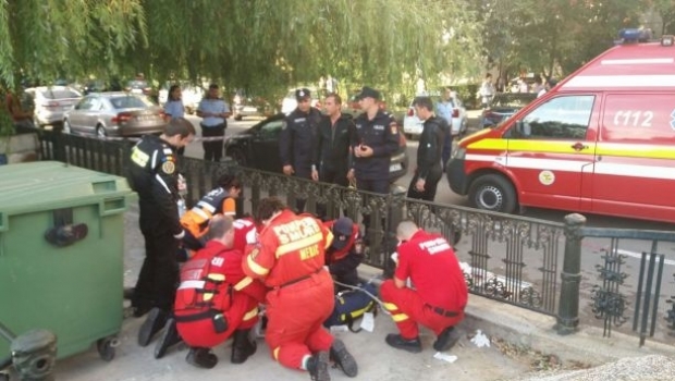 Intervenție de urgență a pompierilor, după ce un copil și bunicul lui au căzut în apă - cazutiindambovita49550000-1506280011.jpg