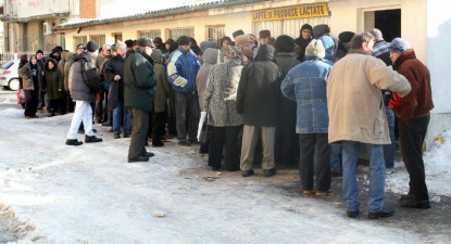 Coadă la pachetele cu alimente de la Primărie - cb5e196860cba6bafaa9a802815f252d.jpg