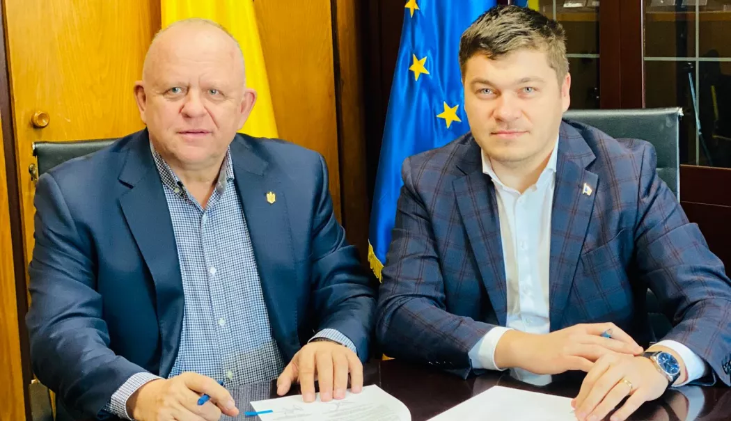 Canalizare pentru localitatea Lazu. Primarul Cristian Cîrjaliu a semnat contractul de finanțare - cc-1772632148.webp
