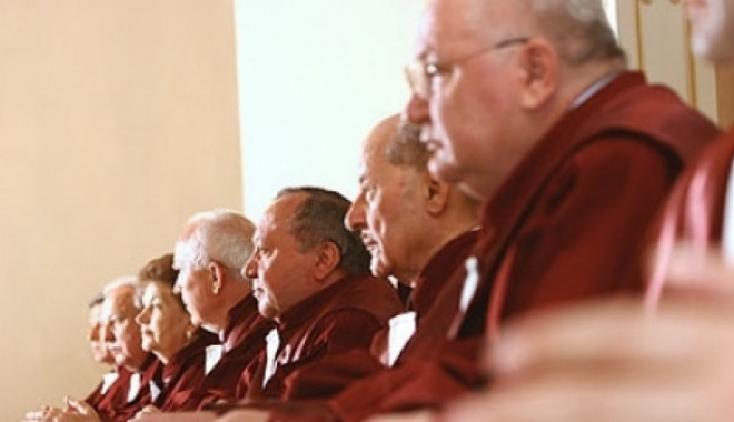 Traian Băsescu i-a decorat pe judecătorii și magistrații CCR - ccr97642200-1340116967.jpg