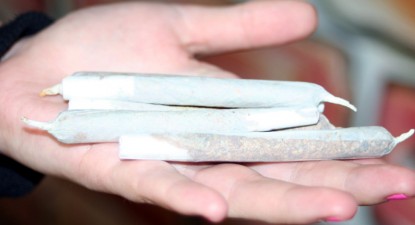 Cinci tineri care încercau să vândă aproape 1.000 de plicuri cu substanțe etnobotanice  au fost prinși la Constanța - ce42361c10a44af809a4011551c0089e.jpg